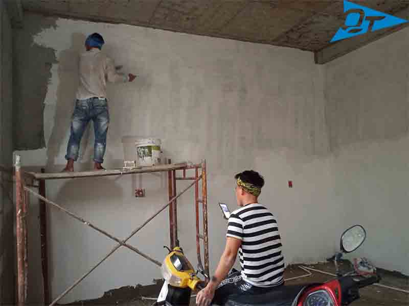 Thợ thi công sơn nhà