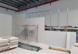 Thợ làm vách thạch cao tại Bến Cát.